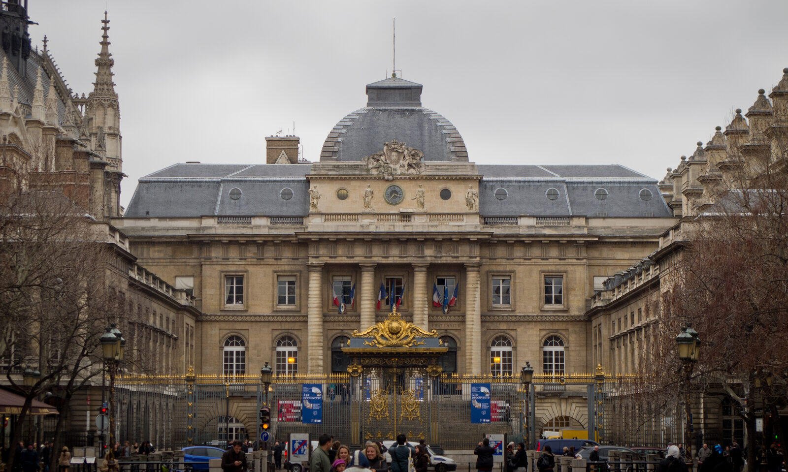 Façade du Palais de justice de Paris vue depuis le quai