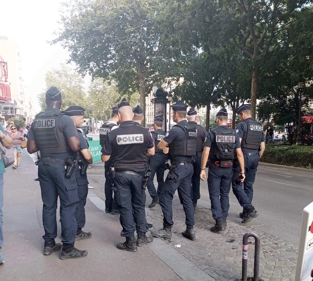Deux agents de la police nationale en patrouille à pied dans une rue de Paris